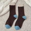 Calcetines gruesos de lana marrón con talón azul en contraste y puño beige acanalado - café