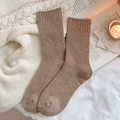Kaffeebraune vertikal gestreifte Wollsocken mit elastischen Rippbündchen auf Weiß - Khaki