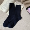 Dunkelblaue Rippstrick-Socken mit goldener Hundebestickung auf weißem Plüschstoff - Einheitsgröße / Marineblau
