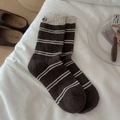 Dunkelbraune Wollsocken mit weißen Streifen, Rippbündchen und einem Vintage-Knopf - Einheitsgröße / Kaffeebraune Basis Doppelstreifen (SS25284)