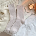 Weiche, gerippte Wollsocken in Haferflockenfarbe, perfekt für den gemütlichen Winter - Cremeweiß