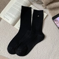 Klassische schwarze Wollsocken für Damen mit gerippter Textur und silbernem Pferdeanhänger - Einheitsgröße / Schwarz