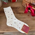 Vintage-Stricksocken in Warmweiß mit Blumenmuster, Wellenkante und festlichem Design - Weißes Blumenmuster