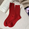Rote Wollsocken mit Rippmuster und Pferde-Metallanhänger in gemütlicher Atmosphäre - Einheitsgröße / Rot