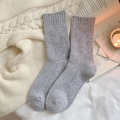 Hellgraue Wollsocken für Damen mit vertikalem Rippenmuster für gemütlichen Winterkomfort - Hellgrau