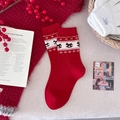 Rote Socken mit weißem Schaukelpferd-Jacquardmuster im festlichen Winterstil - Einheitsgröße / Mehrere Pferde (Rot)