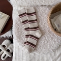 Calze accoglienti in maglia di lana crema con strisce marroni e rosa per l'inverno - Taglia unica / Bianco