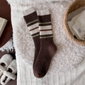 Calze di lana a righe marroni da donna con texture a maglia accogliente per l'inverno - Taglia unica / caffè