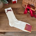 Cremeweiße Wollsocken mit elegantem Rüschenrand und rotem Schleifendetail - Schleife