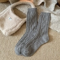 Calcetines de lana para hombre en gris con textura clásica de punto de ochos - Talla única / Gris claro