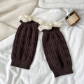 Scaldamuscoli in maglia a trecce marrone scuro con pizzo beige in stile invernale - Taglia unica / Marrone