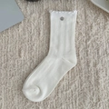 Calcetines blancos con bordes de volantes y botón metálico decorativo estilo retro - Talla única / Blanco