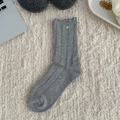 Calcetines grises de canalé con ribete de volantes y detalle de hebilla de metal plateada - Talla única / Gris