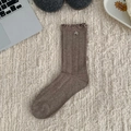 Calcetines acanalados marrones con borde ondulado y detalle de botón metálico - Talla única / Café Claro