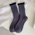 Calcetines gruesos gris oscuro con puños negros en contraste de punto minimalista - Talla única / Gris