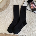 Calcetines negros minimalistas con textura de canalé vertical en vista plana - Talla única / Negro