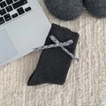 Dunkelgraue Socken mit grauer karierter Schleife für einen süßen College-Stil - Einheitsgröße / Dunkelgrau