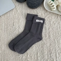 Dunkelgraue gerippte Strick-Socken mit weißem Textiletikett und modischem Umschlag - Einheitsgröße / Dunkelgrau