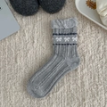 Chaussettes en laine grise avec jacquard à nœud blanc et lignes géométriques marine - Gris clair