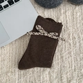 Chaussettes mi-mollet en tricot marron foncé avec nceud à carreaux et bords ondulés - Taille unique / Café Foncé