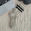 Cremeweiße Wollsocken mit Zopfmuster und schwarzen Streifen für Damen im Herbststil - Einheitsgröße / Khaki