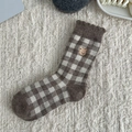 Calze di lana a scacchi marroni e beige con dettaglio di ricamo a forma di orso - Scacchiera (Ricamo di Orso)
