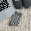 Calze classiche a quadri grigi da donna in cotone con motivo minimalista a scacchi - Grigio