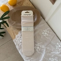 Calze beige a coste con bordo in pizzo e confezione elegante su tavolo in legno - Taglia unica / Beige Cachi