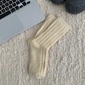 Beigefarbene Strickwollsocken mit vertikalen Rippen im japanischen minimalistischen Stil - Einheitsgröße / Beige