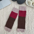 Calze Tabi a righe rosa e marroni con design a dita separate in un'ambientazione accogliente - Taglia unica / Polsino Rosa