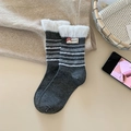 Calzini grigi carini con bordo in peluche bianco e dettaglio toppa a fungo - grigio scuro