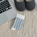 Calze a quadretti blu e bianchi con polsini a costine bianche per un look casual chic - Blu