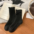 Süße schwarze Stricksocken für Damen mit vertikalen Streifen und seitlichem Schleifendetail - Einheitsgröße / Schwarz