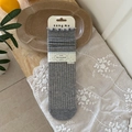 Chaussettes grises foncées à côtes verticales avec bords festonnés et étiquette de marque - Taille unique / Gris foncé