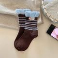 Dunkelbraune Plüschsocken mit hellblauen Plüschbündchen und süßem Pilz-Aufnäher-Detail - Kaffeebraun