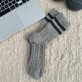 Hellgraue Wollsocken mit Zopfmuster und dunklen Streifen am Bund im japanischen Stil - Einheitsgröße / Hellgrau