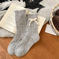 Dicke graue Wollsocken mit cremeweißer Schleife und Rüschensaum für den Winter - Einheitsgröße / Hellgrau