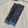 Chaussettes mignonnes gris foncé à deux orteils avec motifs de chiots et détails bleus - Taille unique / Gris foncé