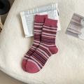 Calze retrò a righe magenta con dettagli grigi peluche su sfondo di pelliccia bianca - Taglia unica / Bordo Rosso