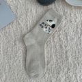 Calzino in lana Fair Isle beige con motivo a cane e fiocco su sfondo di peluche - Cane a Pois