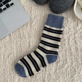 Calze a righe in lana da donna blu e nere in un ambiente domestico accogliente - Bianco Crema a Righe