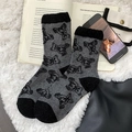 Graue Wollsocken mit schwarzen Teddybär-Mustern und kontrastierenden Strickbündchen - Einheitsgröße / Dunkelgrau