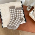 Chaussettes à carreaux marron avec broderie d'ours et volants sur un bureau - Taille unique / Marron