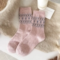 Roze wollen mix sokken met Fair Isle gebreide patronen van harten en blauwe bomen - Eén maat / Roze