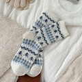 Calze di lana invernali con motivi Fair Isle, alberi di Natale e dettagli geometrici - Taglia unica / Bianco