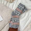 Calze vintage in lana grigia Fair Isle con rombi rosa e motivi di alberi bianchi - Taglia unica / Grigio