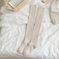 Calcetines altos beige con punto de ochos en suave tejido para un look cálido - Talla única / Caqui