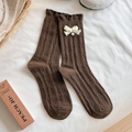 Calcetines de lana marrón oscuro con lazo de punto blanco y detalle de perla - café