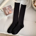 Calcetines altos de algodón acanalado negro con un entorno estético de estilo de vida - Negro