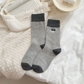 Simpatiche calze di lana grigie stile giapponese con ricamo animale e punta a contrasto - Taglia unica / Grigio chiaro